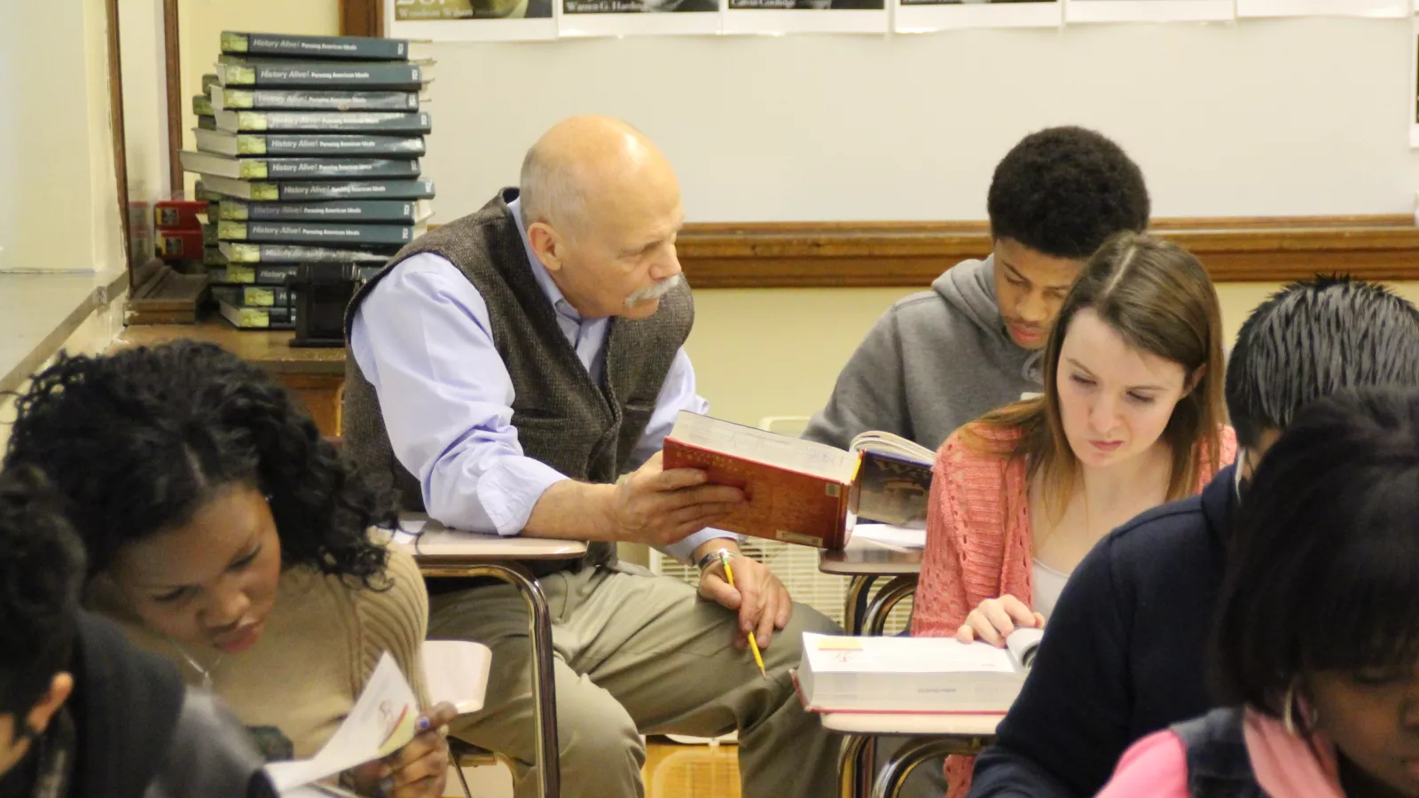 Steve Hansen helps student